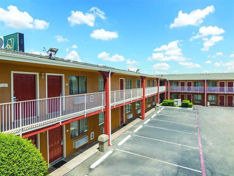 Days Inn & Suites By Wyndham Arlington Near Six Flags Exterior photo