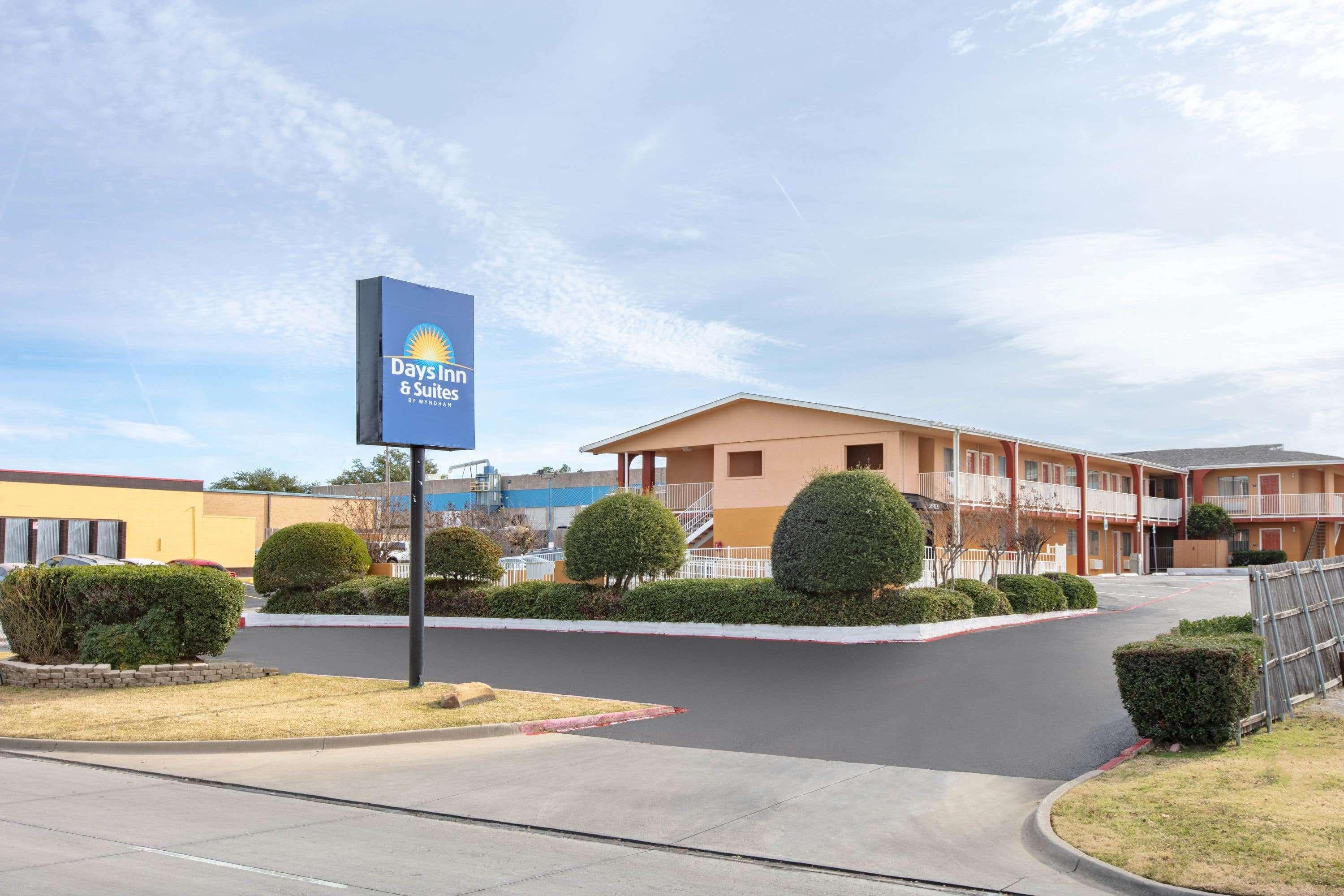 Days Inn & Suites By Wyndham Arlington Near Six Flags Exterior photo
