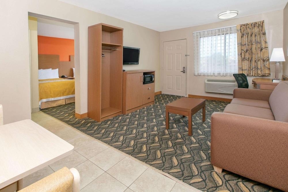Days Inn & Suites By Wyndham Arlington Near Six Flags Exterior photo
