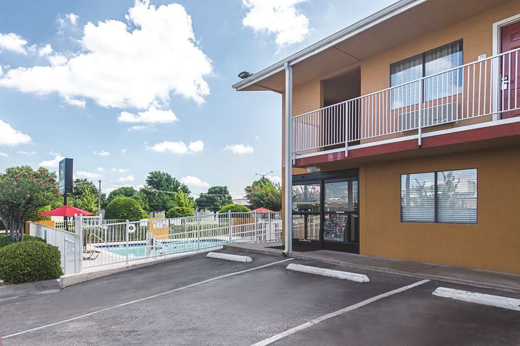 Days Inn & Suites By Wyndham Arlington Near Six Flags Exterior photo